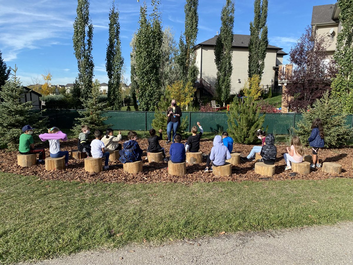 Grade ones enjoying learning in our new outdoor classroom  ⁦<a href="/PrairieWaters/">Prairie Waters</a>⁩ ⁦<a href="/rvsed/">Rocky View Schools</a>⁩