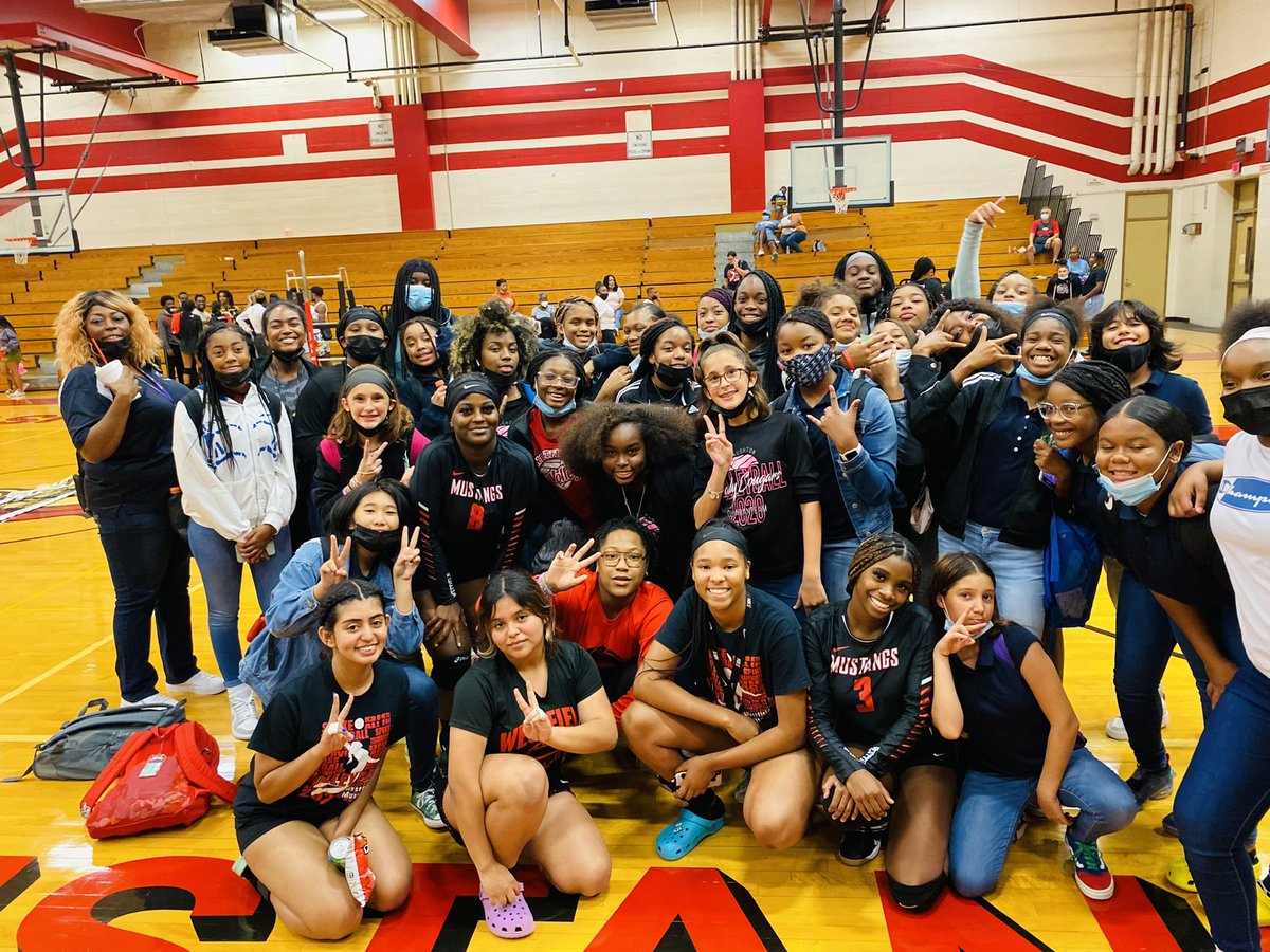MUSTANGS_VB's tweet photo. Celebrating Middle School Night with a win!! https://t.co/dqxOFwd1c2