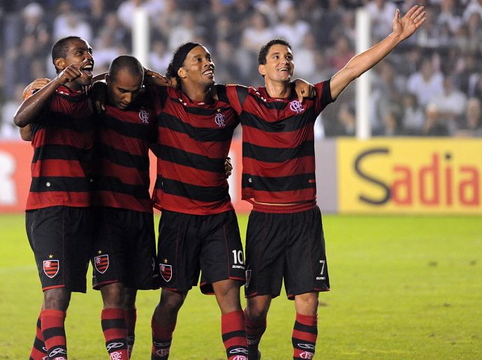 futtmais's tweet photo. "Eu lembro que assim, o armário (do vestiário) era eu, Ronaldo e Thiago Neves. Eu falava assim: 'Dente, os moleques estão voando'. Ele mexeu no cabelo dele e tal e falou: 'Dê, quem é rei nunca perde a majestade".

- Deivid, sobre Ronaldinho antes de Santos 4x5 Flamengo. https://t.co/dJELL80ESa