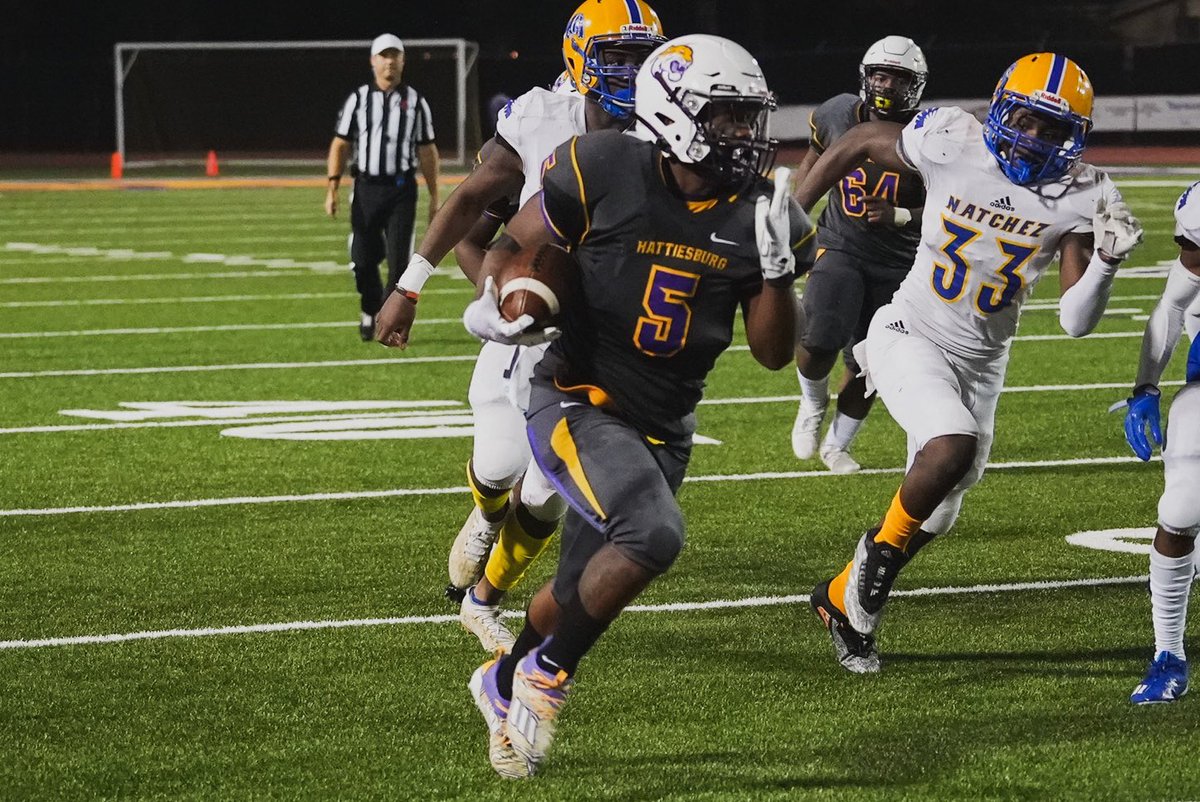 john__arender's tweet photo. Q2 | 7:10

Hattiesburg - 13
Natchez - 12

Touchdown Tigers! It only takes the Tigers two plays to score on a #5 John Weathersby run. 

#burgbuilt https://t.co/QrZo24raSu