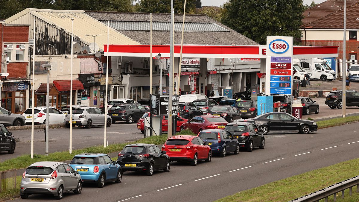 Petrol stations announce £30 limit on fuel after 'unprecedented' customer demand mirror.co.uk/news/politics/…