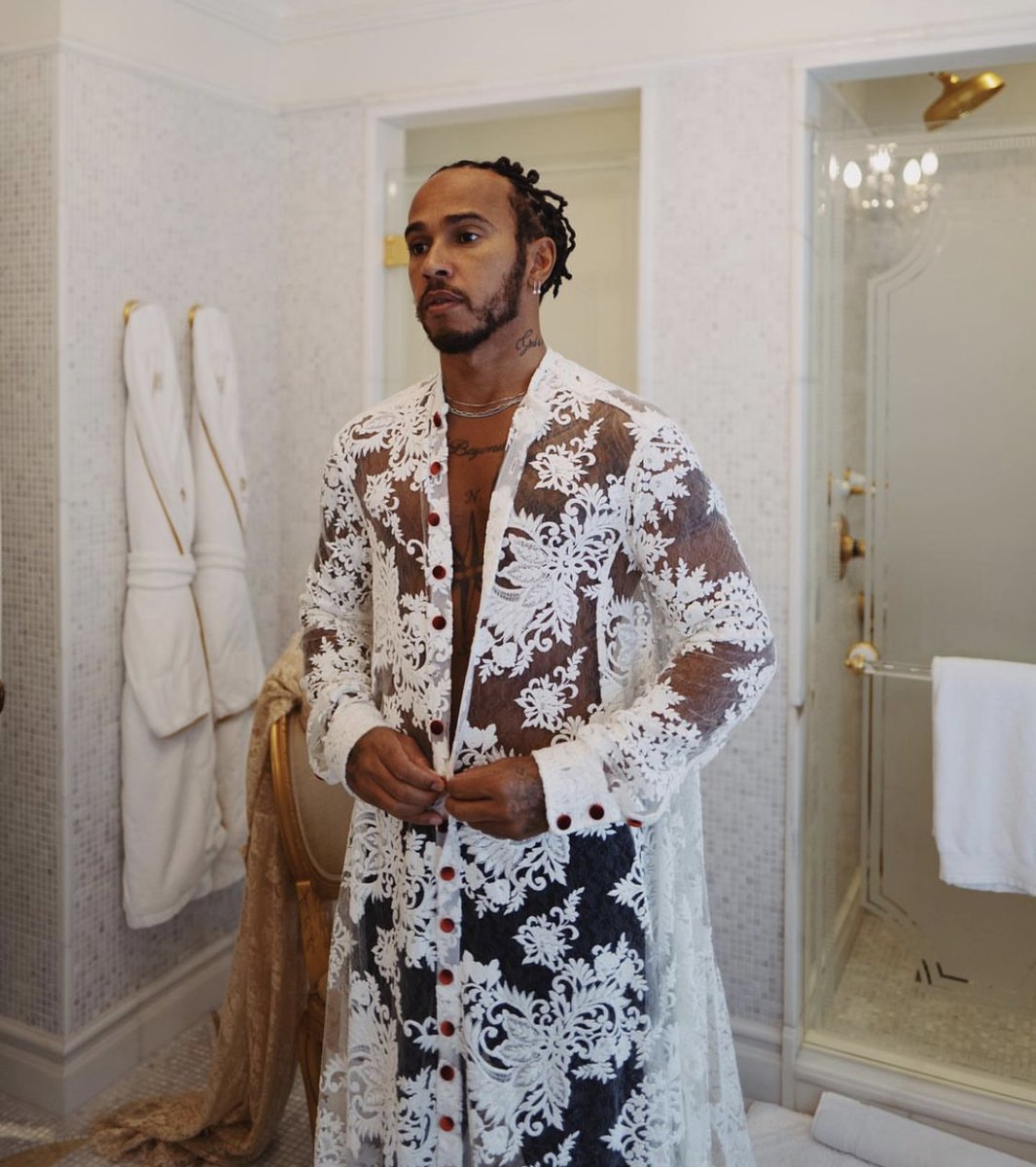 academy_of_art's tweet photo. Congrats to alumni @academyufashion #KennethNicholson for dressing @lewishamilton at @themetgalaofficial 2021! His craftsmanship and expertise goes beyond the custom suit that he created with Hamilton. Check out his brand: https://t.co/fa92qaSIph 📷: Lewis Hamilton’s Instagram https://t.co/Uh1CT1jCwS