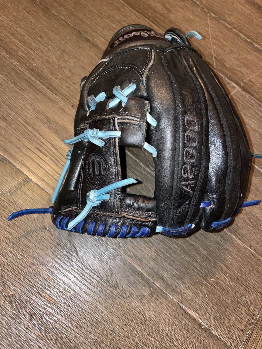 JoeManKing's tweet photo. @OConners_Barn I had the privilege of redoing this A2000 this week.  This young player wanted his team colors. https://t.co/g1tixzYlFr