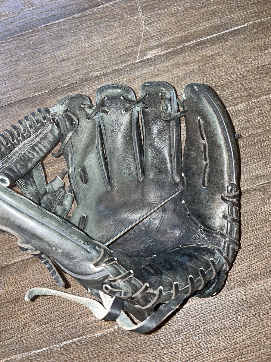 JoeManKing's tweet photo. @OConners_Barn I had the privilege of redoing this A2000 this week.  This young player wanted his team colors. https://t.co/g1tixzYlFr