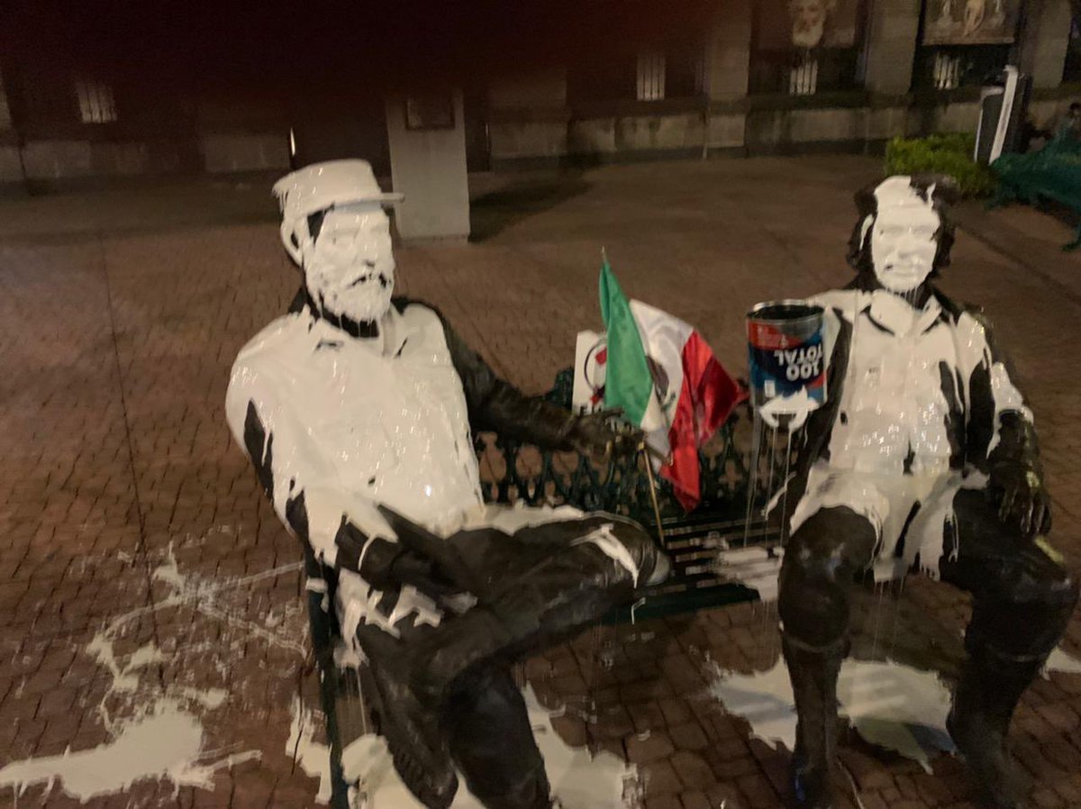 3dward81's tweet photo. @EIJefeDiego @cdmx_ssc @AnaJVillagran @Christianvonroe @Claudiashein @GPPANCDMX De hecho esta es la foto después de que arrojaron la pintura sobre esas esculturas de 2 asesinos https://t.co/pdam5RP4lv