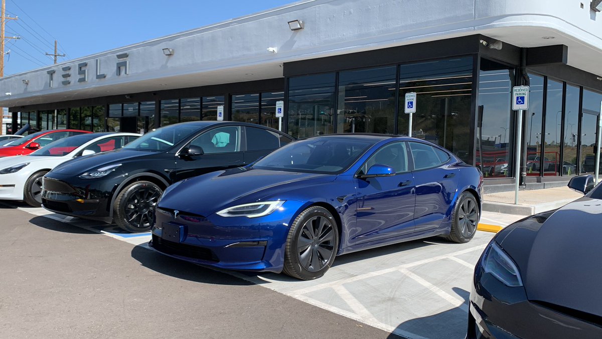 rajz06's tweet image. Plaid collection day! After months of waiting, I finally took delivery of the most advanced car on planet A, the Tesla #ModelSPlaid . Thank you @elonmusk and @Tesla for building this amazing machinery while furthering the cause of a sustainable future for all humanity.