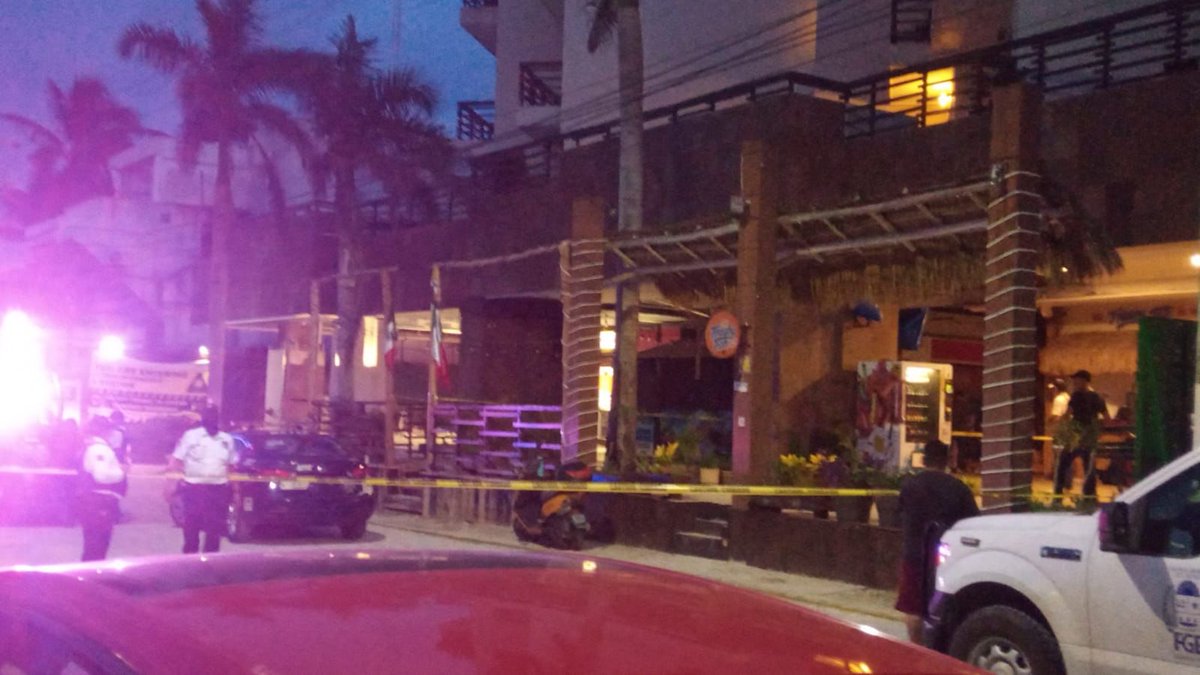 Noticaribe's tweet photo. EJECUCIÓN EN LA ZONA TURÍSTICA DE PLAYA: Matan a hombre a unos 100 metros de operativo del Ejército Mexicano - https://t.co/kf5Yzei66S https://t.co/IzHd69bYD2
