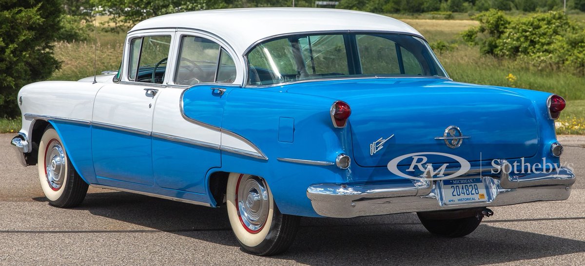 UltimativCars's tweet photo. #AuburnFall2021

The #Oldsmobile #Super88 (1951-63) was made in 1,195,649 units, of which 242,192 in 55.

This '55 #4door #Sedan (111,316 u.) in #Panama #Blue &amp; #Polar #White w/ unrestored(!) interior, was est. at US$12-18k (10.3-15.4k €) to be SOLD w/oR at US$12.1k (10.350 €). https://t.co/8NU5riYiWc