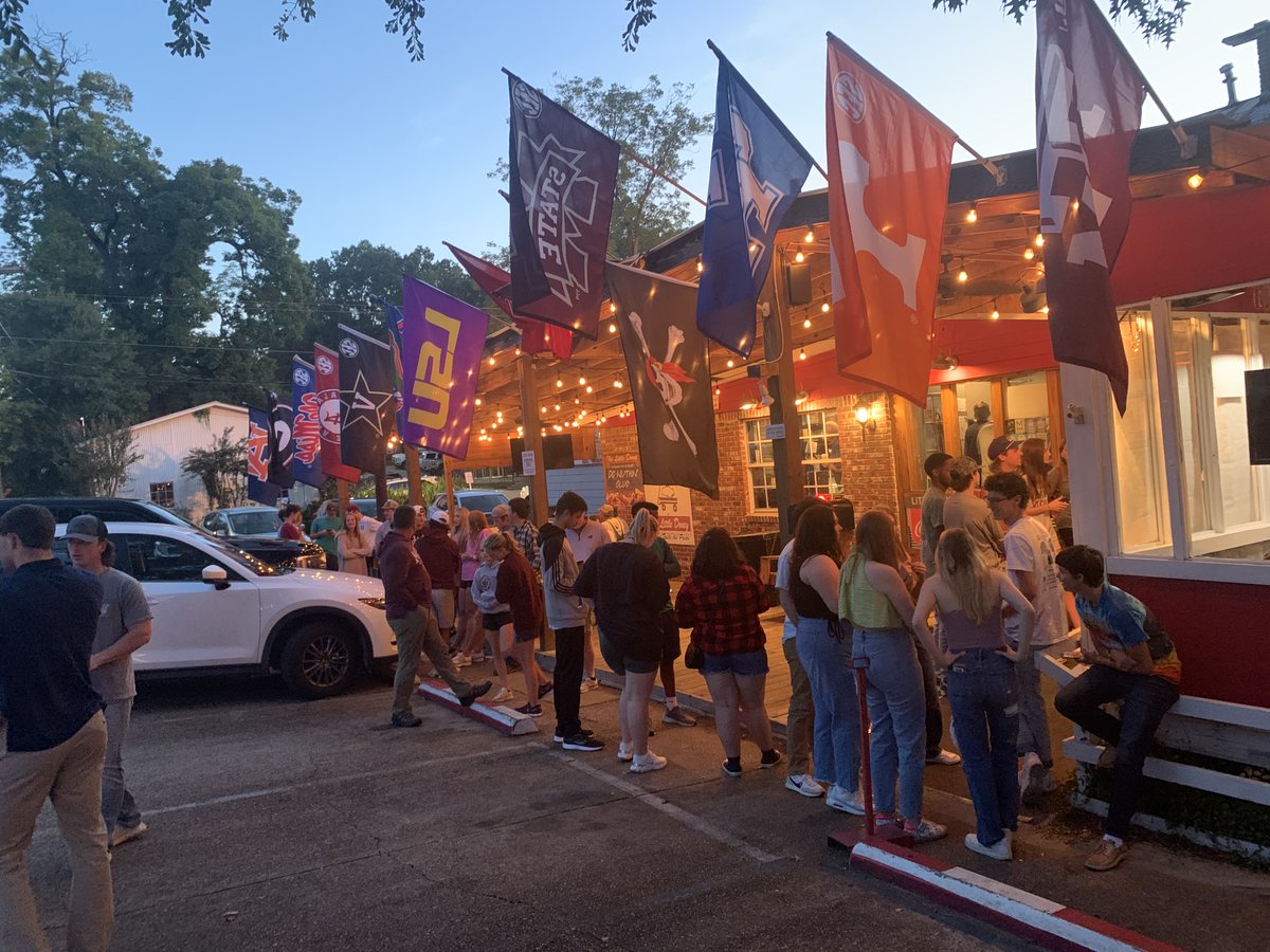 TheLittleDooeys's tweet photo. Man we love SEC Football Weekends

#Come_taste_the_pride 
 #HailState #StarkVegas  
#ccm1    #SomeGoodQ 995 #StarkvilleStrong https://t.co/Tvm2mvOBBz
