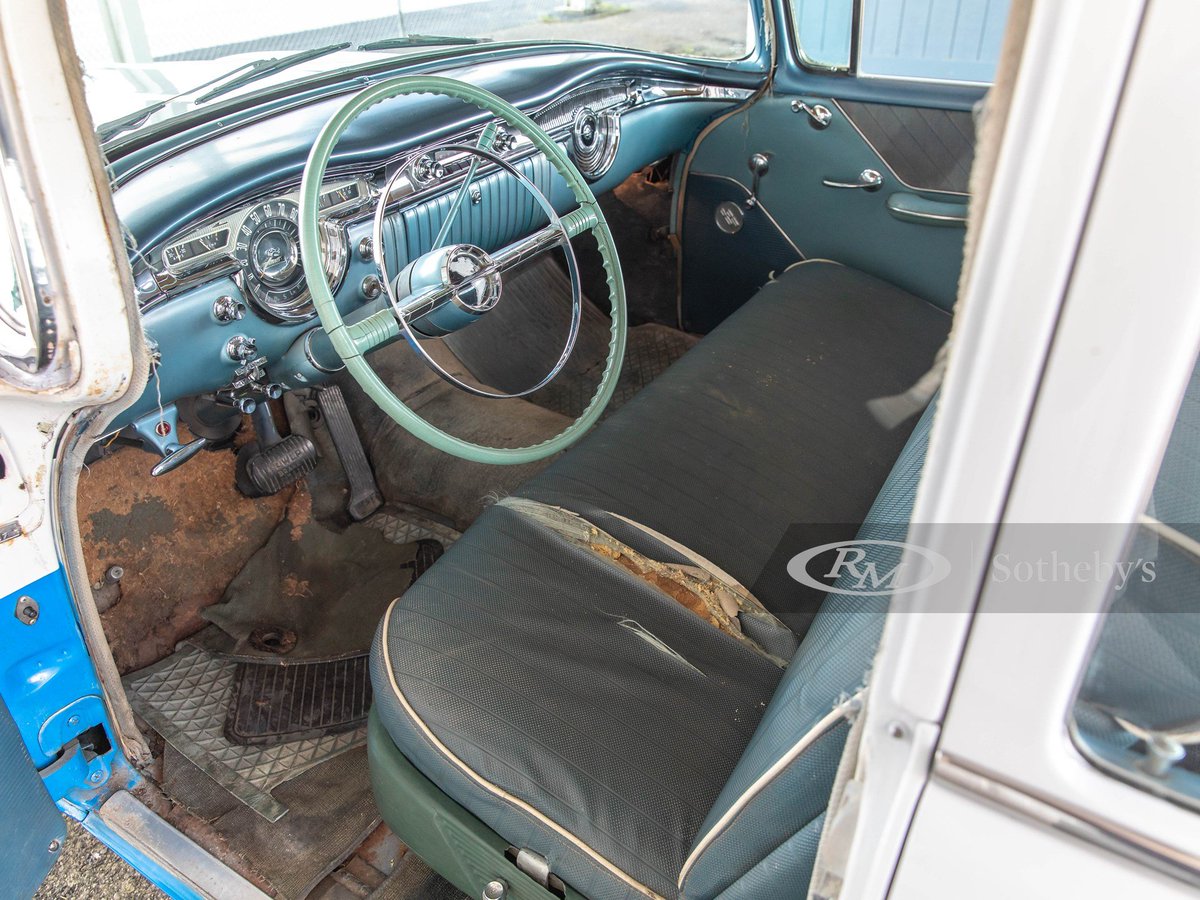 UltimativCars's tweet photo. #AuburnFall2021

The #Oldsmobile #Super88 (1951-63) was made in 1,195,649 units, of which 242,192 in 55.

This '55 #4door #Sedan (111,316 u.) in #Panama #Blue &amp; #Polar #White w/ unrestored(!) interior, was est. at US$12-18k (10.3-15.4k €) to be SOLD w/oR at US$12.1k (10.350 €). https://t.co/8NU5riYiWc