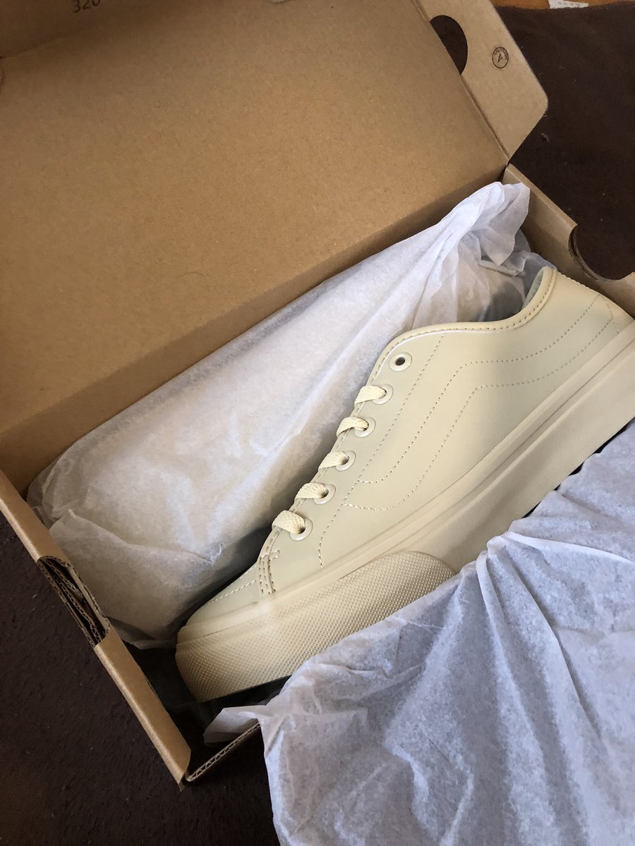 06_83h's tweet photo. ジーパンとかに合わせちゃったりして...
#ジーパン #VANS #スニーカー #walber https://t.co/oBWdL72Rta