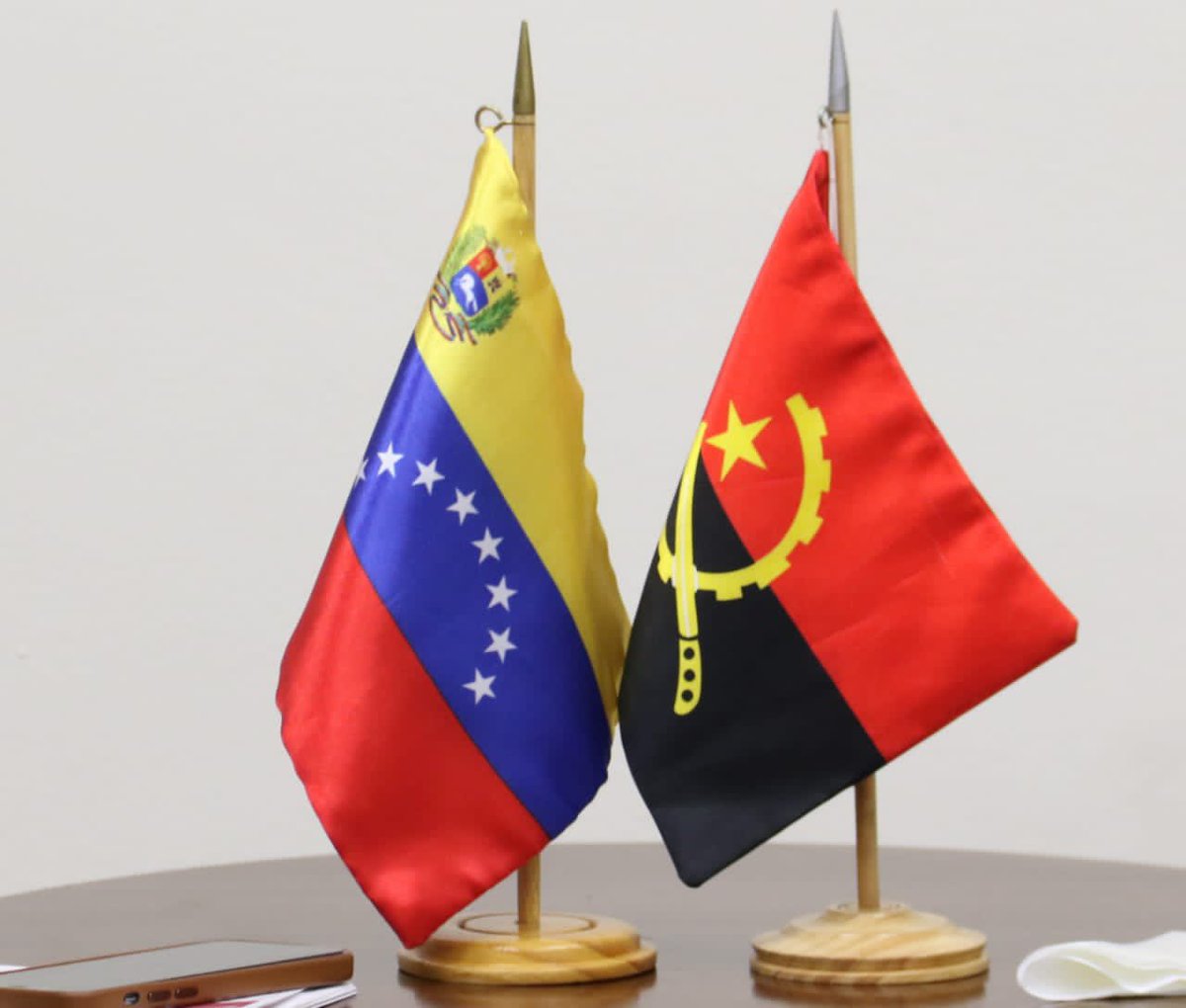 plasenciafelixr's tweet photo. Formidable reunión con el Canciller de Angola, Tete António, con quien repasamos los proyectos bilaterales en marcha. En lo multilateral, revisamos el impacto de la Declaración del Grupo de Amigos en Defensa de la Carta de la ONU suscrita ayer por Angola, Venezuela y 16 países https://t.co/ZWHkWxO2dJ