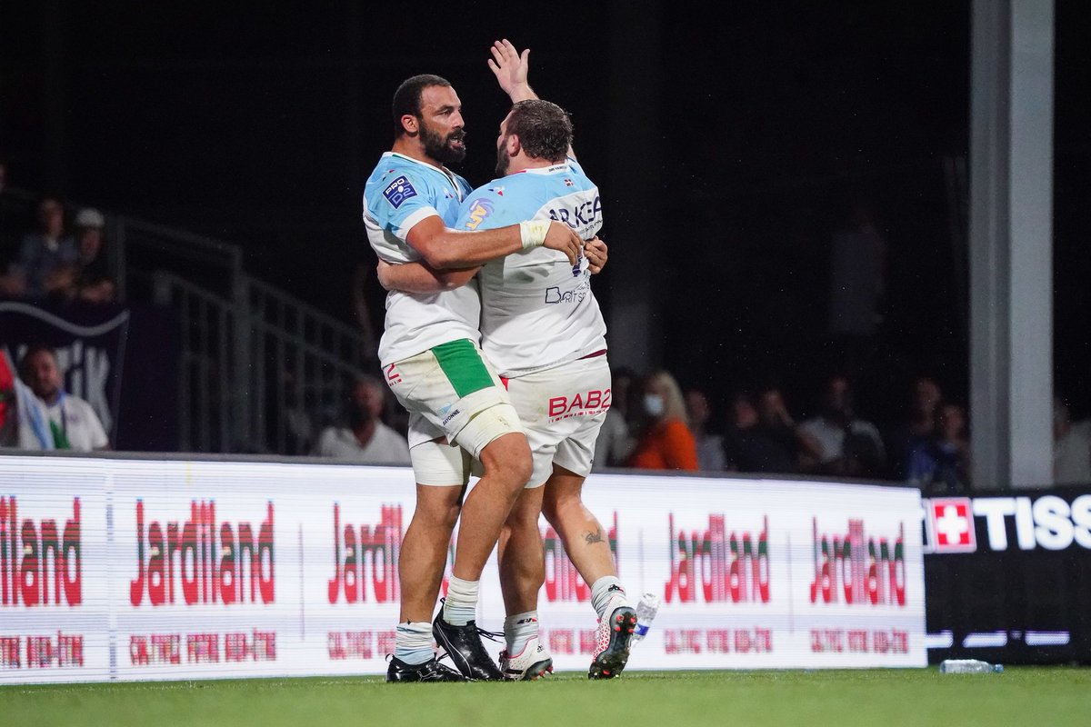 catourneovale's tweet photo. L'Aviron Bayonnais reste invaincu en s'imposant 18-13 à Grenoble au terme d'un match très serré et remporté grâce à un essai de @uzair_cassiem en tout début de match et un autre plein d'opportunisme de @Torsten_2 en fin de match 😃
#FCGAB #Bayonne #ProD2 https://t.co/GSJEnzekuk