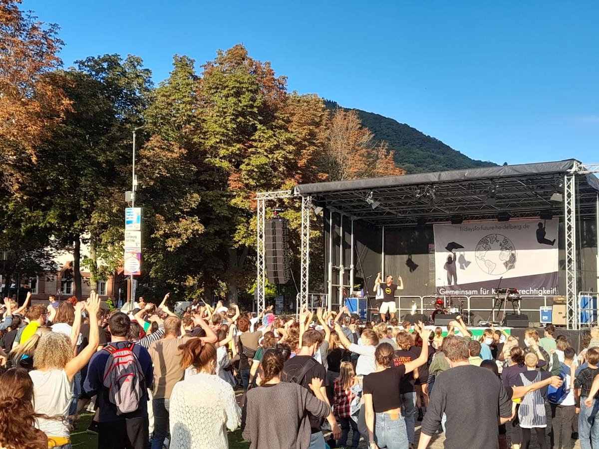 Gentner_EP's tweet photo. Abschluss auf der #Neckarwiese war auch schön, v.a. das beeindruckende Gedicht von #Edda!
Danach noch ein bisschen Party mit @mal_eleve 
Alle Fäuste gehen hohoch! https://t.co/zL04hPvsL9