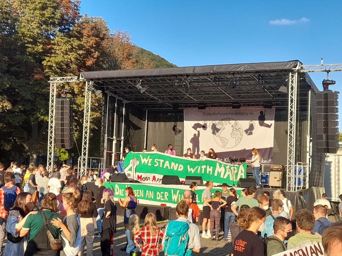 Abschluss auf der #Neckarwiese war auch schön, v.a. das beeindruckende Gedicht von #Edda!
Danach noch ein bisschen Party mit <a href="/mal_eleve/">Mal élevé</a> 
Alle Fäuste gehen hohoch!