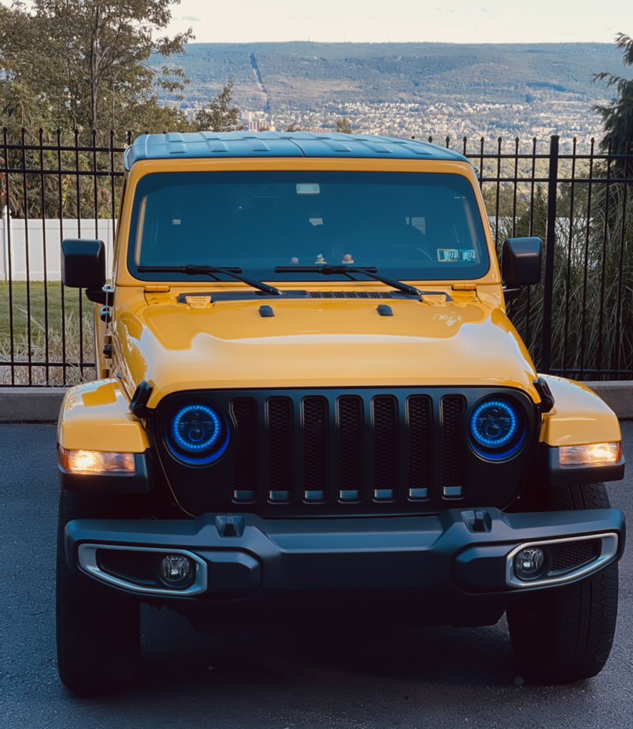 _LadyDi_'s tweet photo. @JewelJeep π Happy Friday π #hellayella #yellowjeep #blueeyes https://t.co/VJU3rxpIJy