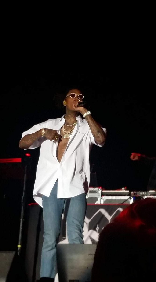whyyesitsles's tweet photo. #Throwback to that time I spent 8+ hours standing in the front of the @lifeisbeautiful stage just to see @wizkhalifa before ending my night hoping my feet didn't fall off ♥️ https://t.co/AR4N8UHAgk
