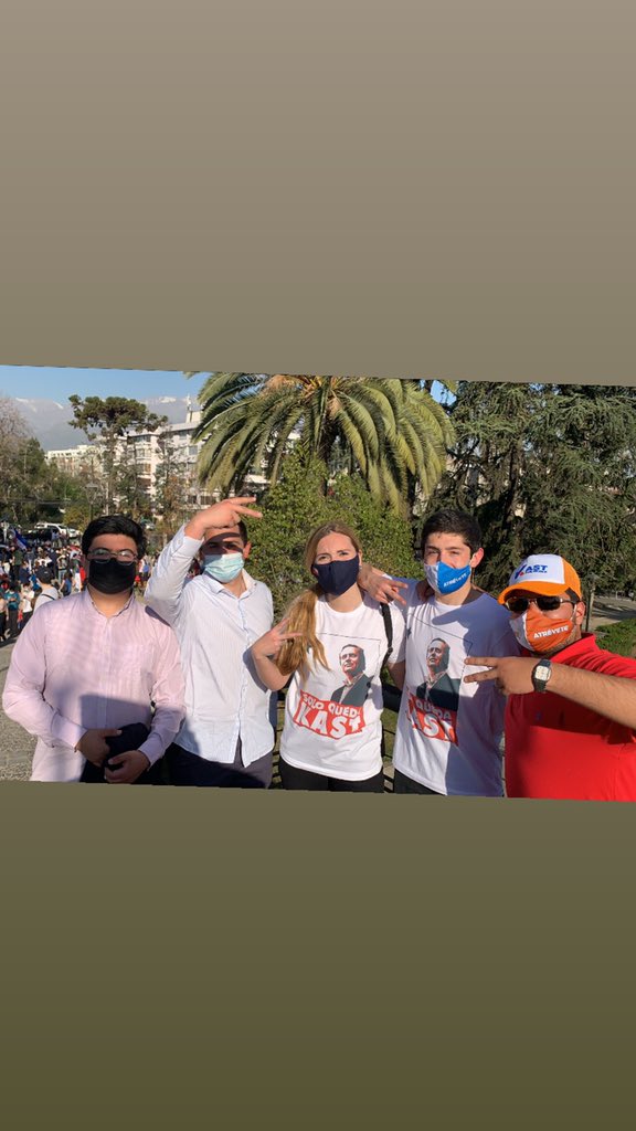 JUREChile's tweet image. Nuestra directiva nacional🇨🇱 Celebrando el éxito del lanzamiento de campaña de @joseantoniokast con los jóvenes!!
#AtreveteConKast 
#AtréveteChile
🇨🇱🇨🇱🇨🇱🇨🇱🇨🇱
@dangarcesa @vjbrunaf @Isidoraschp @AndreChabouty @Didacusalbertus