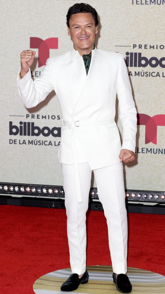 fmglobo1027's tweet photo. #PedroFernandez deslumbró con su look en la alfombra roja. 

El traje blanco, el detalle en la cintura, los accesorios...para nosotros el hombre mejor vestido en los #Billboards2021 #BillboardLatinMusicAwards https://t.co/MHUuqCioMY
