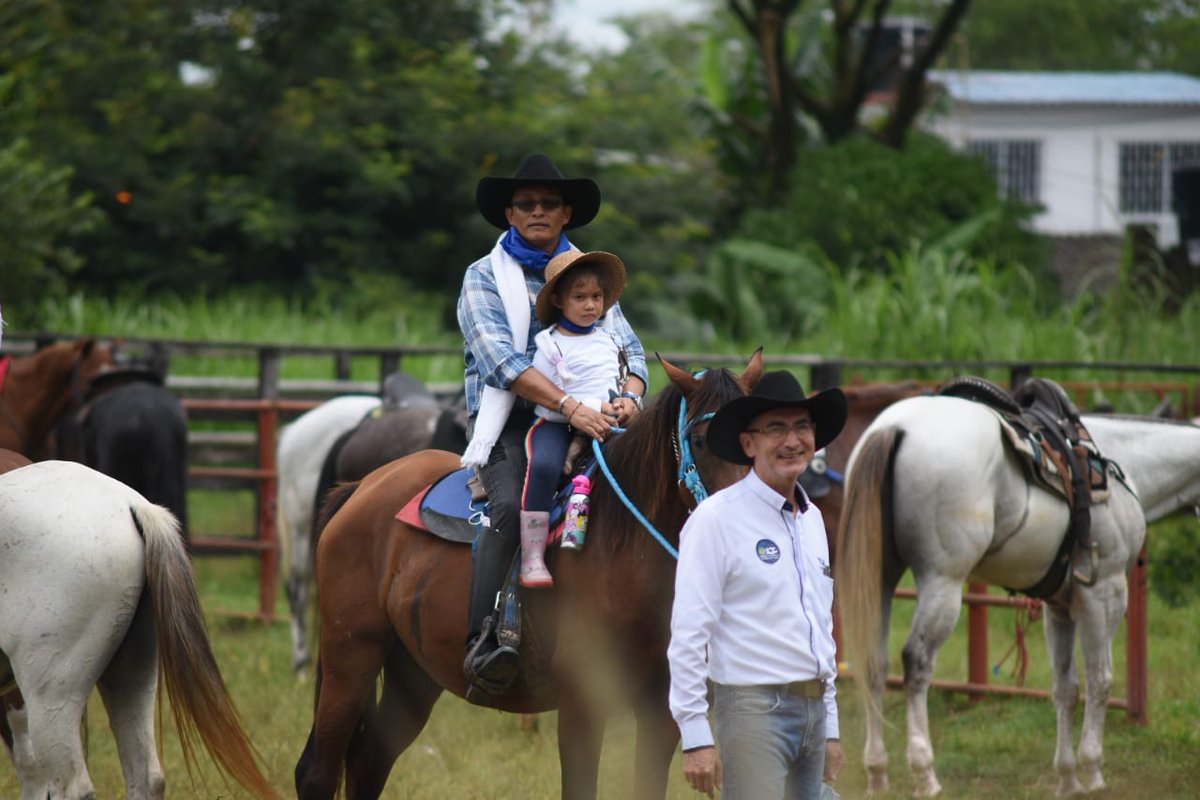 alcaldiadeyopal's tweet photo. #XVIFeriaGanadera | 🐴
🤠 Con una convocatoria de 700 caballistas, siguiendo las medidas para el bienestar de los caballos y seguridad de los jinetes, el Alcalde @LecYopal  lideró la cabalgata por la reactivación económica de la ciudad. 📈🏇🏿🤠

#YopalSeReactiva https://t.co/yGl8X0vysM