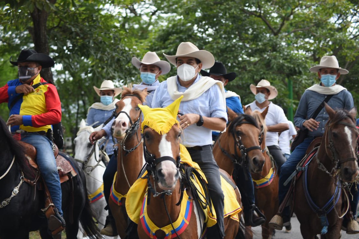 alcaldiadeyopal's tweet photo. #XVIFeriaGanadera | 🐴
🤠 Con una convocatoria de 700 caballistas, siguiendo las medidas para el bienestar de los caballos y seguridad de los jinetes, el Alcalde @LecYopal  lideró la cabalgata por la reactivación económica de la ciudad. 📈🏇🏿🤠

#YopalSeReactiva https://t.co/yGl8X0vysM