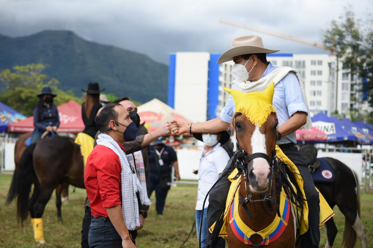 alcaldiadeyopal's tweet photo. #XVIFeriaGanadera | 🐴
🤠 Con una convocatoria de 700 caballistas, siguiendo las medidas para el bienestar de los caballos y seguridad de los jinetes, el Alcalde @LecYopal  lideró la cabalgata por la reactivación económica de la ciudad. 📈🏇🏿🤠

#YopalSeReactiva https://t.co/yGl8X0vysM
