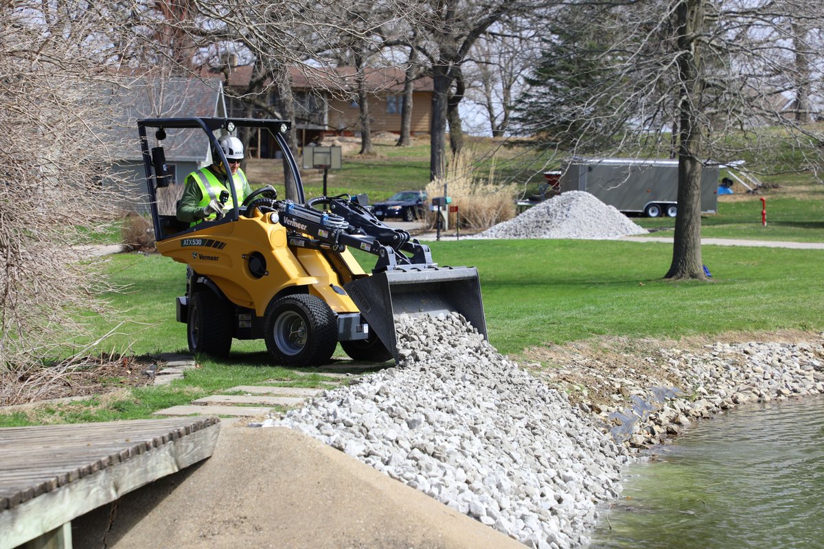 Equipped with a universal mini skid steer attachment plate, the Vermeer ATX530 compact articulated loader can be fitted with a variety of authorized attachments to meet your jobsite needs. bit.ly/3kNmDHk