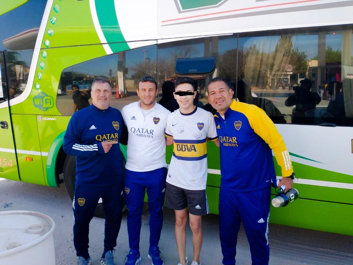 facus_20's tweet photo. Sigo con la emoción de haberme encontrado con estos genios está mañana, y tener la oportunidad de cruzar palabras. Esto es Boca 💙💛💙 https://t.co/uuLJ4nsyfG