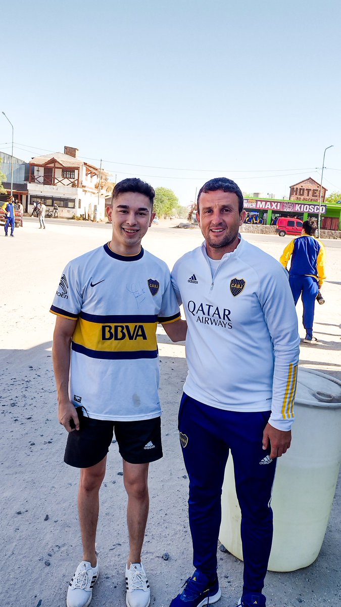 facus_20's tweet photo. Sigo con la emoción de haberme encontrado con estos genios está mañana, y tener la oportunidad de cruzar palabras. Esto es Boca 💙💛💙 https://t.co/uuLJ4nsyfG
