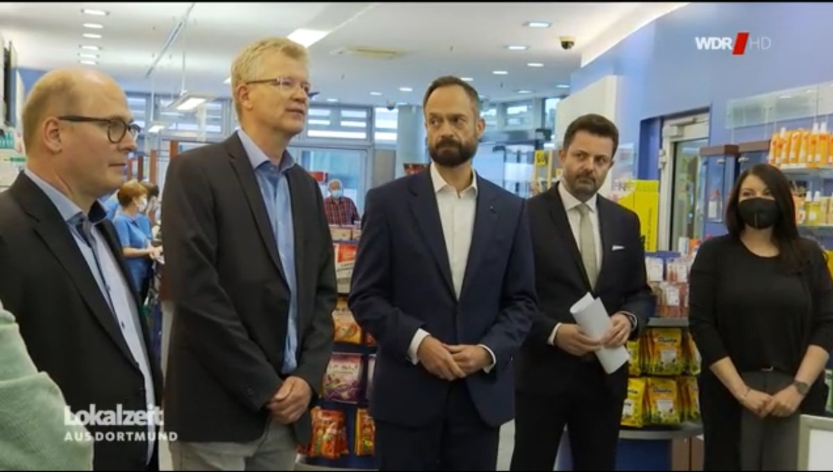 AOKNordWest's tweet photo. Offizieller Start der #Grippeimpfung in #Apotheken. In der @WDRLokalzeit Dortmund wurde heute ab Minute 4:47 über das Projekt von #AOKNORDWEST und #AVWL berichtet. https://t.co/5XVRSrOdMV https://t.co/ONSz7RW9ij