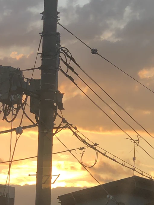 おはようございます。
仕事の進捗のなさに焦る朝。がんばりましょう。
電柱と朝焼け。 