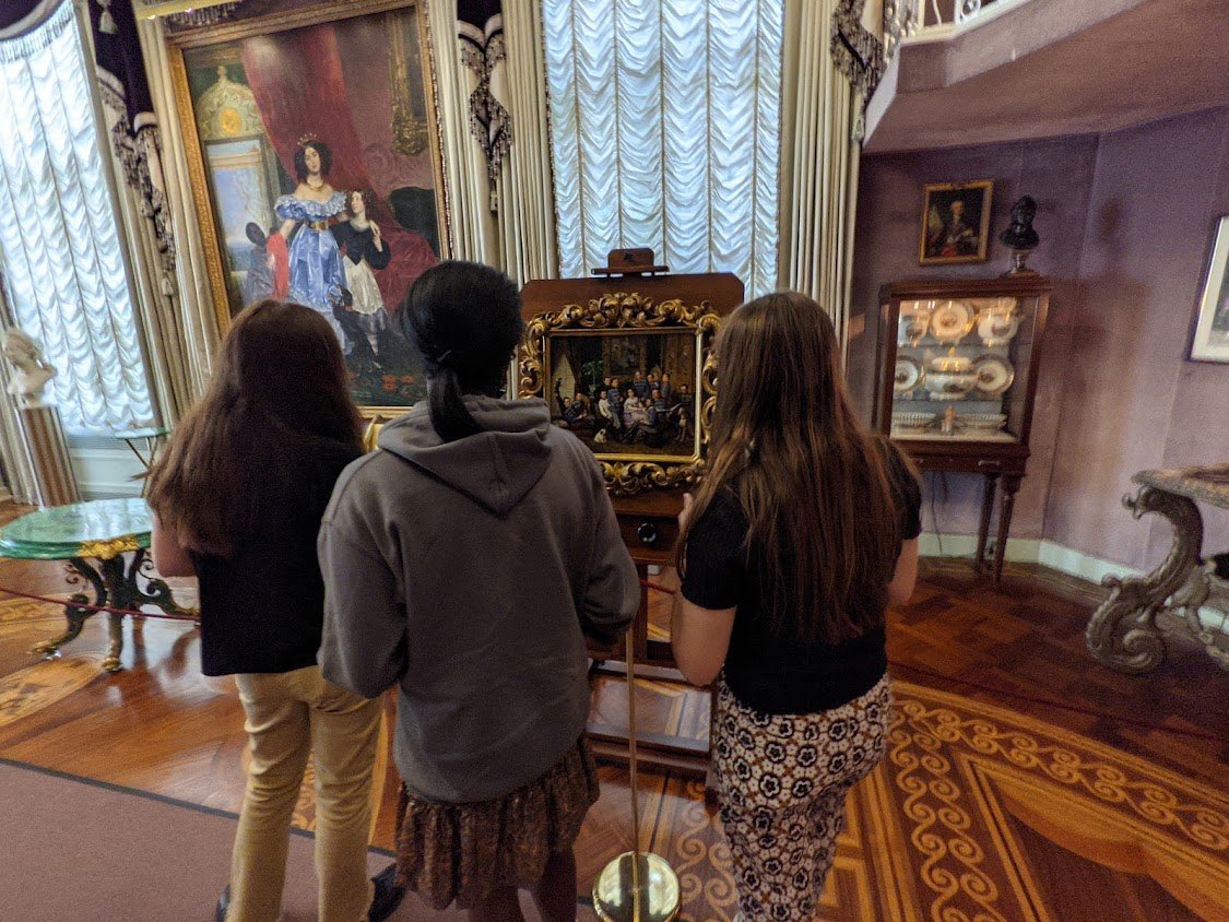 EpiscopalHS's tweet photo. Washington Program is back! This week, classes began taking their first Flexperience trips into Washington, D.C. Our new schedule allows for small class groups to dive deeper into their coursework while making real-world connections. #EHS2122 @MRCenterEHS https://t.co/yNApDKwWtx