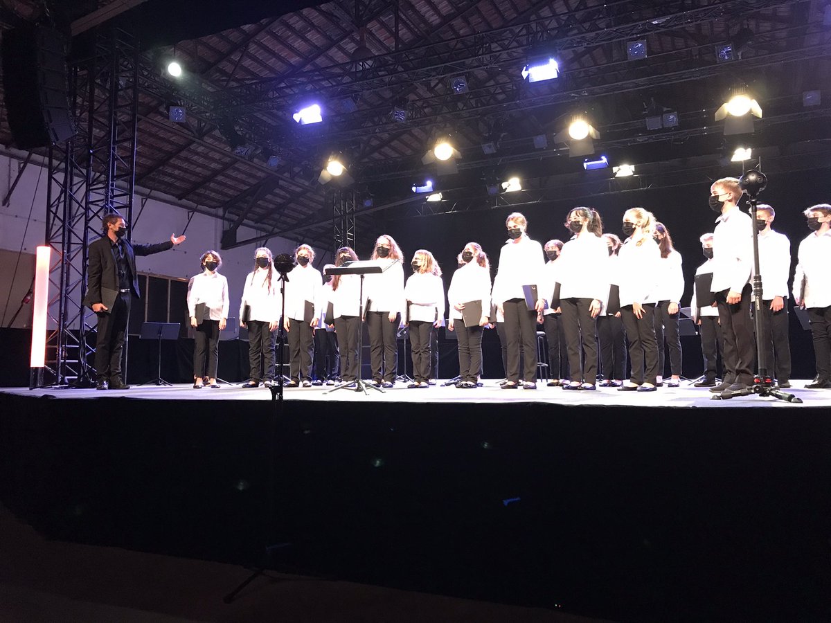 masse_guepratte's tweet photo. Ambiance #berlinoise aux #hallesCitadelles avec un programme vocal de haute volée #invitationauvoyage. 🎶#rituelle #hypnotique #spirituelle . @LeoWarynski #nicolasWittner de @acstrasbourg https://t.co/NDUKw96D9m