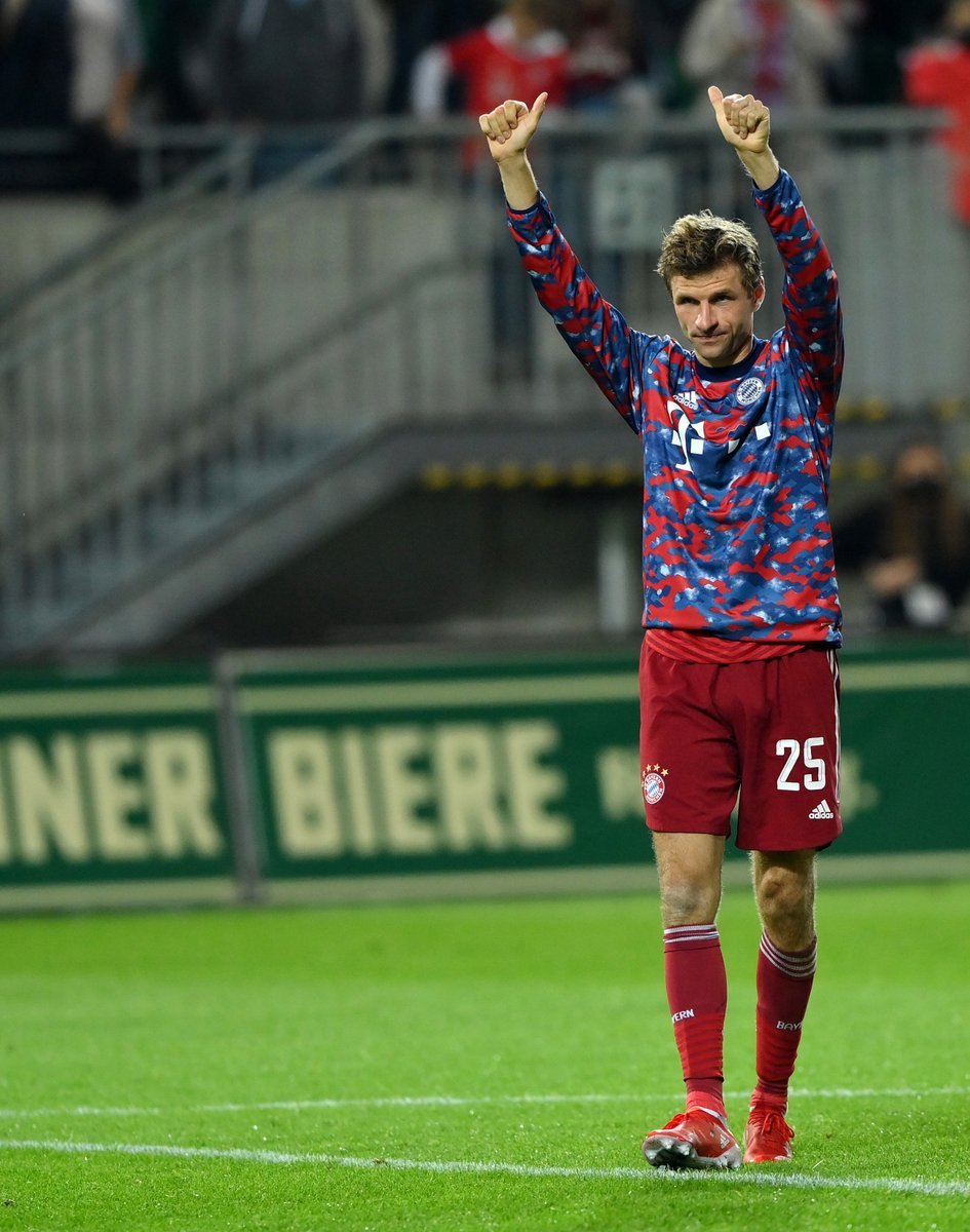 FCBayernEN's tweet photo. Our all-time top goalscorers: 

🥇 Gerd Müller - 563
🥈 @lewy_official - 305
🥉 @esmuellert_ - 218 🆕👏

#MiaSanMia #FCBayern https://t.co/avy9SBLgJc