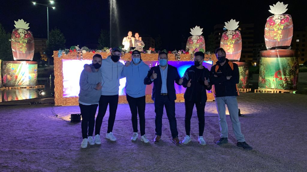 irjjuventud's tweet photo. Esta noche @PacoRivero_ ha disfrutado en directo del #Talento de los/as jóvenes riojanos/as de #ConejoLoco en el Festival "Land of Wine"
#JóvenesResponsables que en pandemia se reinventan convirtiendo su festival a formato On-Line y muestran el #TalentoJoven de #LaRioja al mundo https://t.co/kZgSfpD7VH