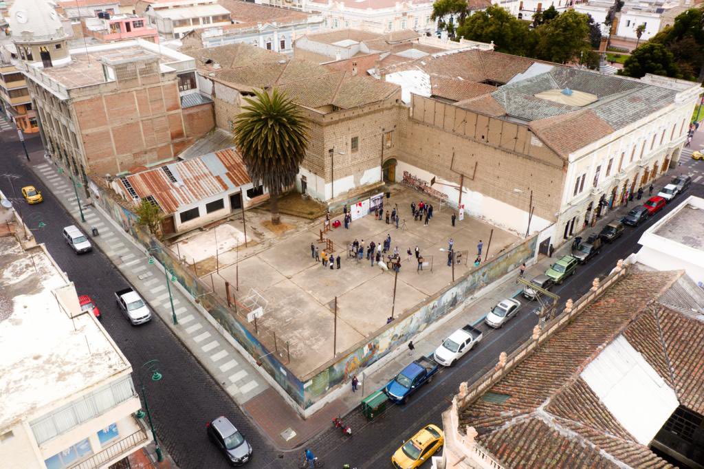 El Grupo Arquitectónico Perspectiva Urbanas y su proyecto "Plaza del Patrimonio" se llevaron el primer lugar en el concurso para el diseño de la Plazoleta Pública en la #CasaVélez. 

#RiobambaPatrimonio