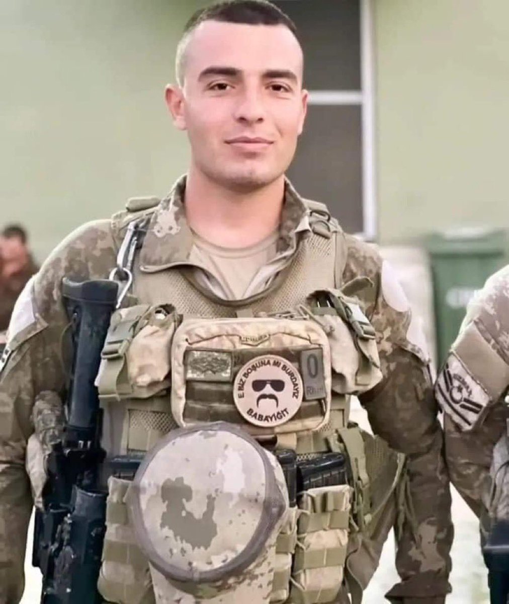 Pençe Yıldırım Operasyonu kapsamında  Kuzey Irak Tepe Üs Bölgesinde Şehit olan P. Uzm. Çvş. Faruk Eser’e Allah’tan rahmet, ailesine ve sevenlerine sabır diliyorum.

Milletimizin başı sağ olsun.🇹🇷