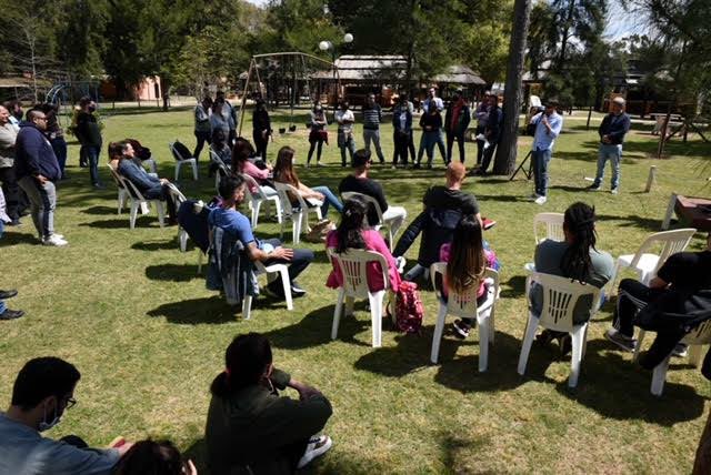 JuventudUPCNSfe's tweet photo. Continuamos c los Encuentros junto cros y cras de Rosario compartimos una Jornada de trabajo y compañerismo dnd intercambiamos ideas y surgieron proyectos con el objetivo de fortalecer nuestra organización💪🏻 @upcnstafe 
#Esencialmenteorganizadxs 
#upcnjuventud 
#elvalordecrecer https://t.co/gkPnLQcJeJ