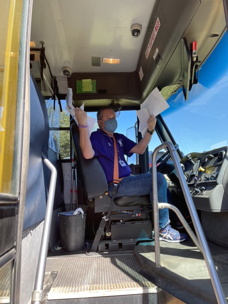 HESHORNETSROCK's tweet photo. The BEST of the BEST! Thank you @_hlivings @saludaschools for driving a combo bus route for @HESHORNETSROCK this week! You ROCK!💚#ONESALUDA💜 https://t.co/QcIkTB3zXL