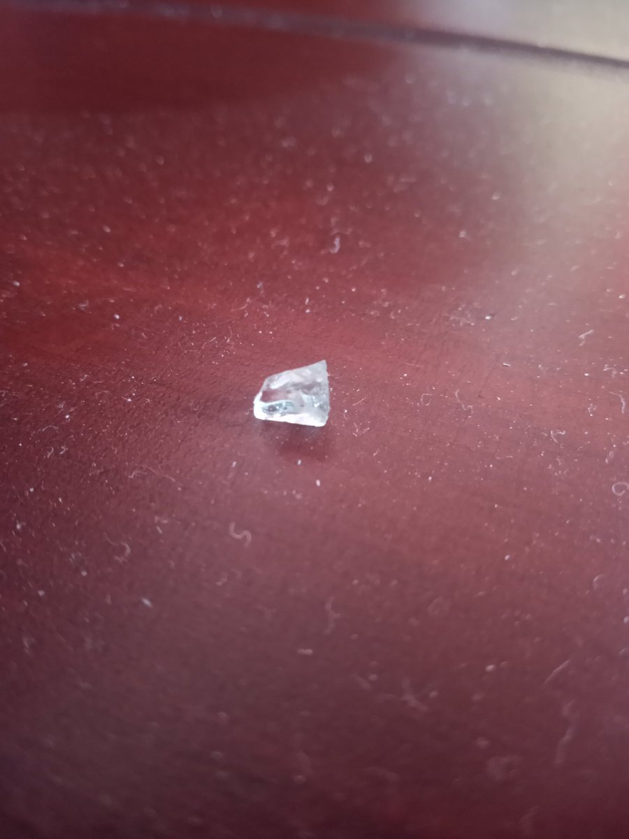SpectralGames1's tweet photo. Mientras Arreglo mi casa He encontrado esto, 👀 Pensé que era aún Diamante 👌🤩 y es Solo es un Cristal Me parto De risa Llevo 15minutos Riéndome ingoren el Polvo Estoy limpiando Hasta ahora. 
🍀Que Suerte la Mía🍀 #FailEpic
@TEAMprojectRt @Grupo_Twitch @streamr_es @streamsspain https://t.co/I49kdBYUyD