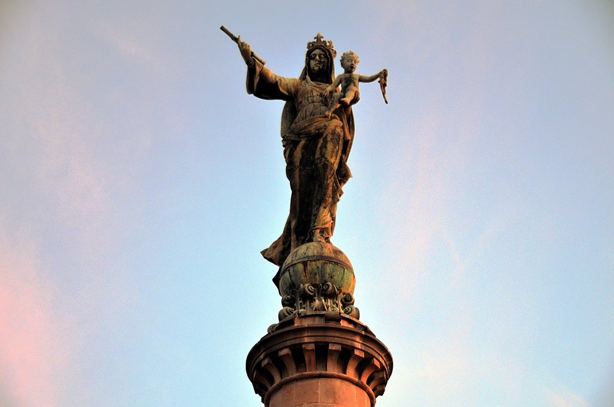 Dels captius Mare i Patrona,

puix del Cel ens heu baixat:

Princesa de Barcelona,

protegiu vostra ciutat.

Que del Cel baixeu encara

vostra imatge d'or ho diu,

que amb els braços ens ampara

com una àliga son niu.

Per sa estrella us mira l'ona,

per son àngel la ciutat.