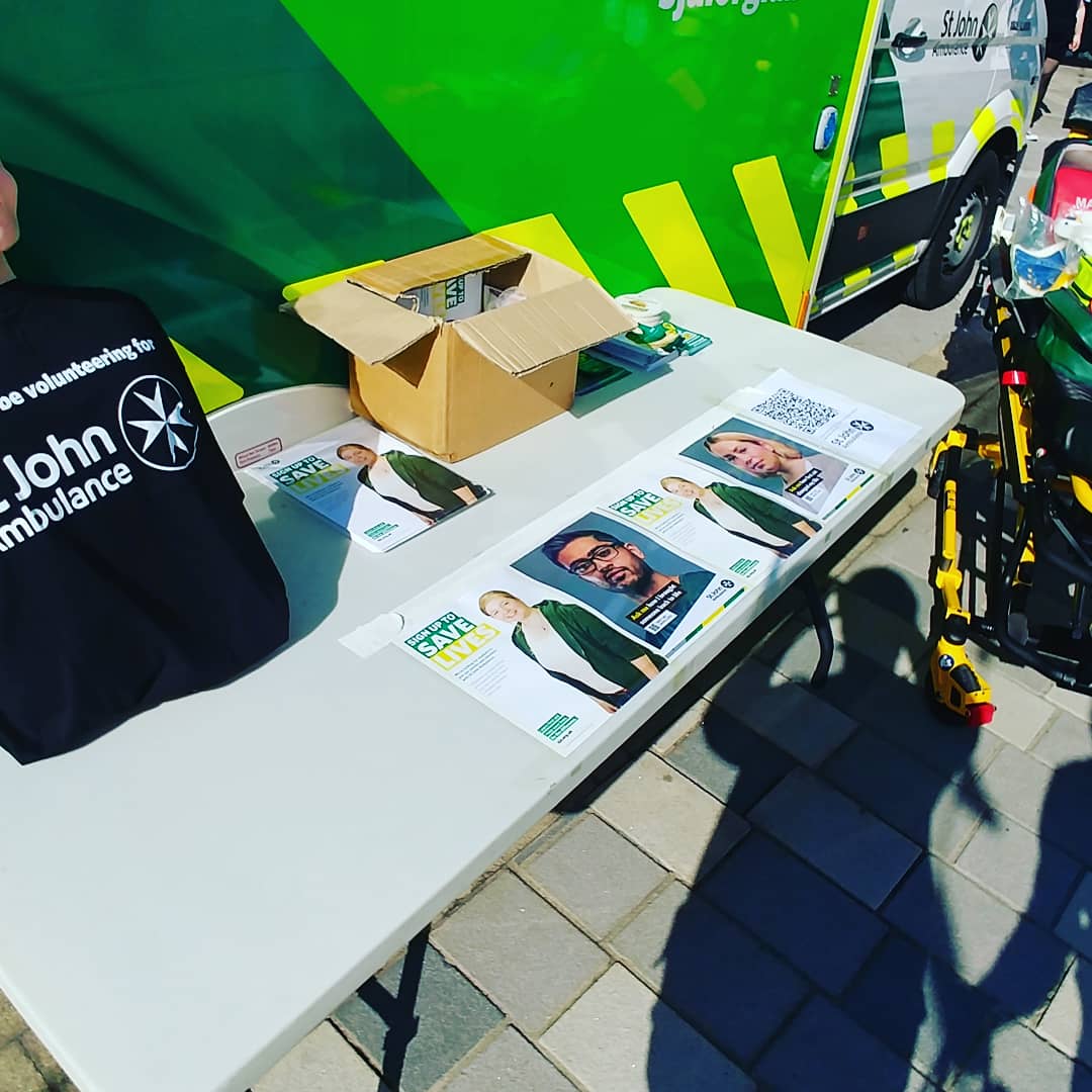 sheffFAsoc's tweet photo. We had a fantastic time @SheffieldSU's Activities Fair yesterday meeting lots of freshers and discussing all things First Aid Soc! We also loved chatting about our great student volunteering opportunities with @stjohnambulance! Follow/message us for info on getting involved 🚑💚 https://t.co/cwc98b3M6j