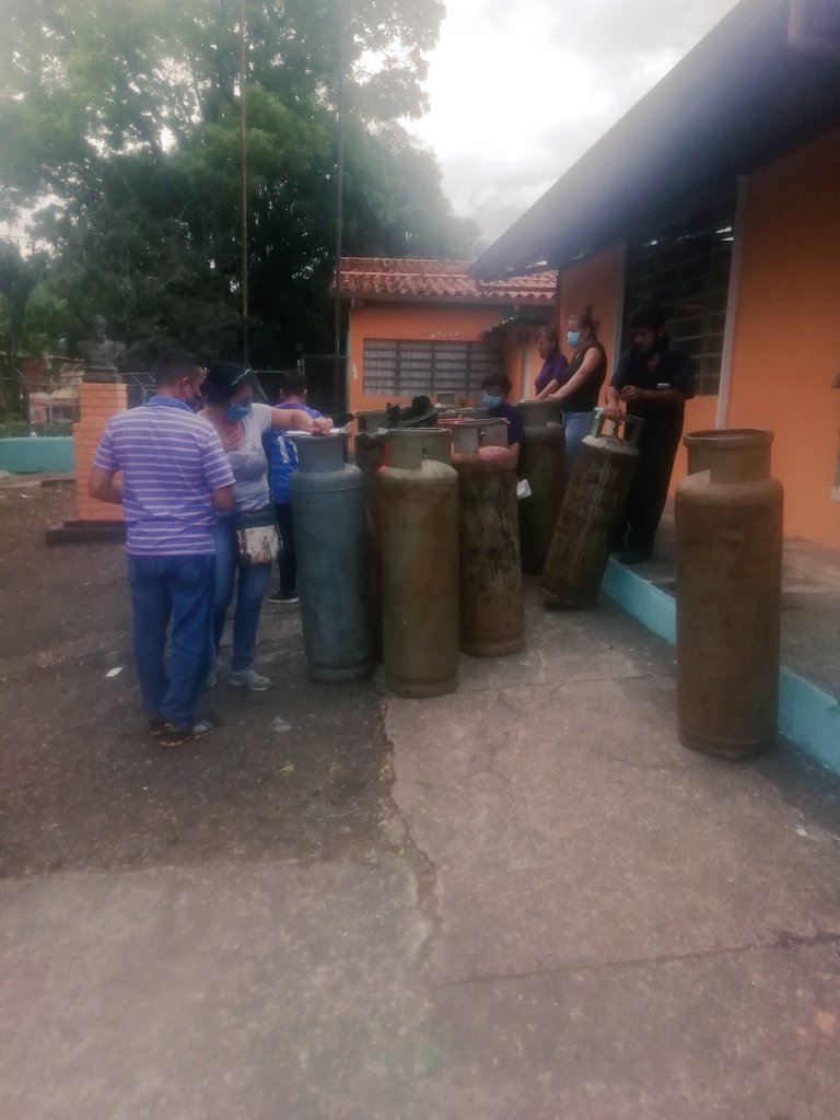 aranero4's tweet photo. Gracias a nuestro presidente Nicolás maduro, el Lic alexis becerra y a nuestro próximo gobernador @FreddyBernal fueron beneficiadas 430 familias con gas leales siempre traidores nunca venceremos #SoyComunicadorClap @ClapParroquia @ClapCristobal https://t.co/DGAXpp7xto