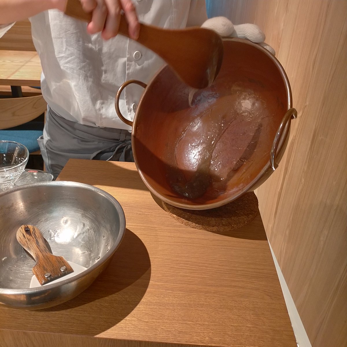 WorldNijiiro's tweet photo. #Sasayashyoen which is famous #confectioner for Warabi . It has a cafe next to its main store and is performing its demonstration to make the fresh #Warabi in front of customers. It's very interesting.#Japaneseculture #Japanesefood #Japan https://t.co/np2hXPBysX