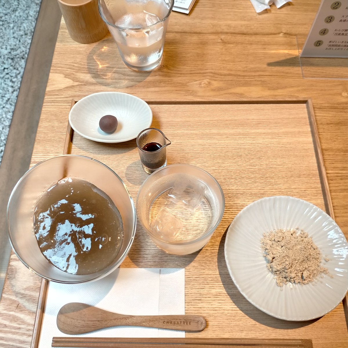 WorldNijiiro's tweet photo. #Sasayashyoen which is famous #confectioner for Warabi . It has a cafe next to its main store and is performing its demonstration to make the fresh #Warabi in front of customers. It's very interesting.#Japaneseculture #Japanesefood #Japan https://t.co/np2hXPBysX