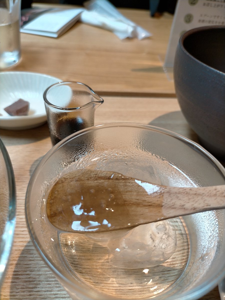 WorldNijiiro's tweet photo. #Sasayashyoen which is famous #confectioner for Warabi . It has a cafe next to its main store and is performing its demonstration to make the fresh #Warabi in front of customers. It's very interesting.#Japaneseculture #Japanesefood #Japan https://t.co/np2hXPBysX