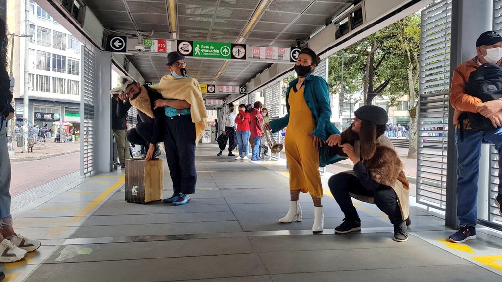 idartes's tweet photo. ¡Acciones Artísticas en Transmilenio!🎨🎭 La Unidad Artística de Reacción Inmediata (URAI) en acción, para llevarles arte y sensibilidad a todas las ciudadanías de Bogotá. 
#IdartesEsBogotá #URAI https://t.co/qW7FgaRHG6