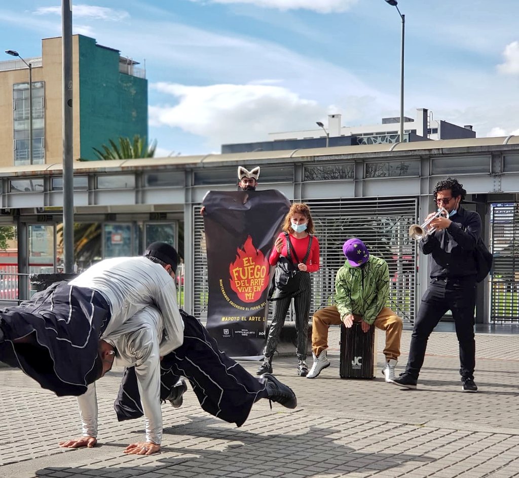 idartes's tweet photo. ¡Acciones Artísticas en Transmilenio!🎨🎭 La Unidad Artística de Reacción Inmediata (URAI) en acción, para llevarles arte y sensibilidad a todas las ciudadanías de Bogotá. 
#IdartesEsBogotá #URAI https://t.co/qW7FgaRHG6