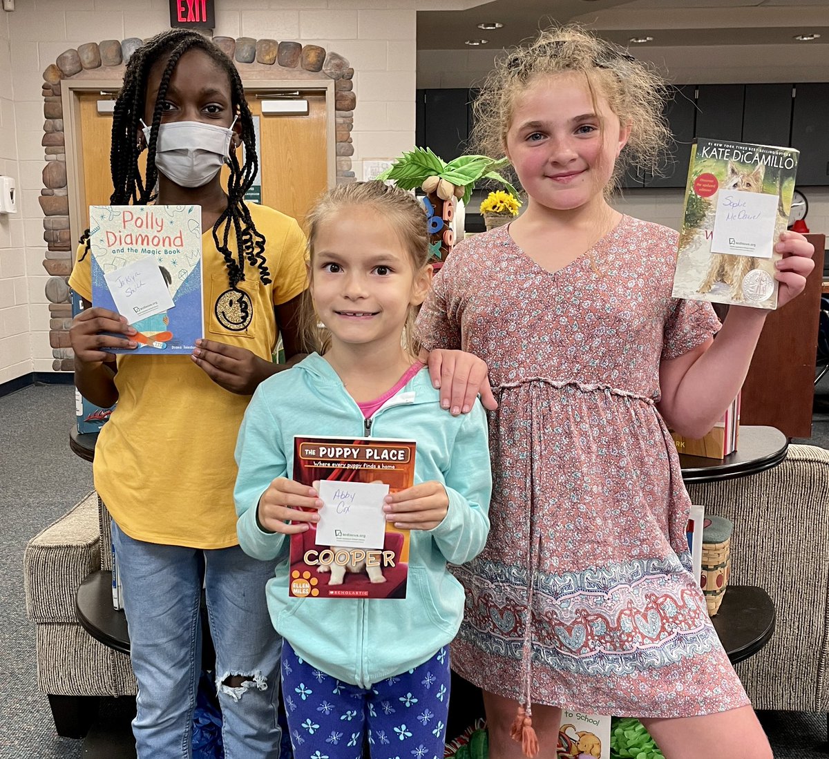 JessHarrelson7's tweet photo. These lucky girls won free books at the Virtual September Family Reading Night!  We 💚 to read at SCE!#hcslibrarymedia https://t.co/RSkF6PJJEG