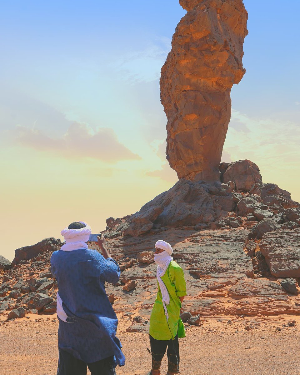 osamathini's tweet photo. #صحراء_ليبيا الجميلة، صخرة ضخمة. غريبة الشكل والموضع، تسمى #أضاد بلسان #الطوارق وتعني أصبع من نحت الطبيعة ( سبحان الله ) #تادرارت #العوينات
  
#beautiful #desert #Libya #Huge #rock #large #size #Owainat #located #Libyan #Tadrart #Acacus #called #adada #language #Tuareg It .#means https://t.co/KCNCsoU4qv